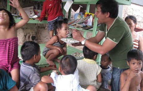 mealtime - school in a cart - Philippines - Lift the Lid - 2014