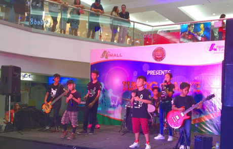 The Band plays at Ali Mall - the school in a cart - march 2019